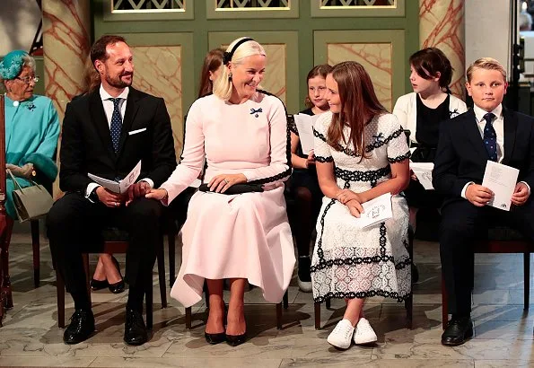 Crown Princess Mette-Marit, Princess Ingrid Alexandra, Princess Märtha Louise, Emma Tallulah Behn, Leah Isadora, Maud Angelica