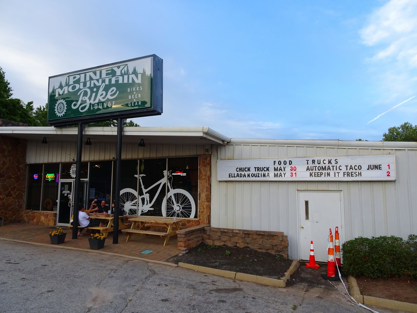 Femme au foyer Food on Friday Piney Mountain Bike Lounge