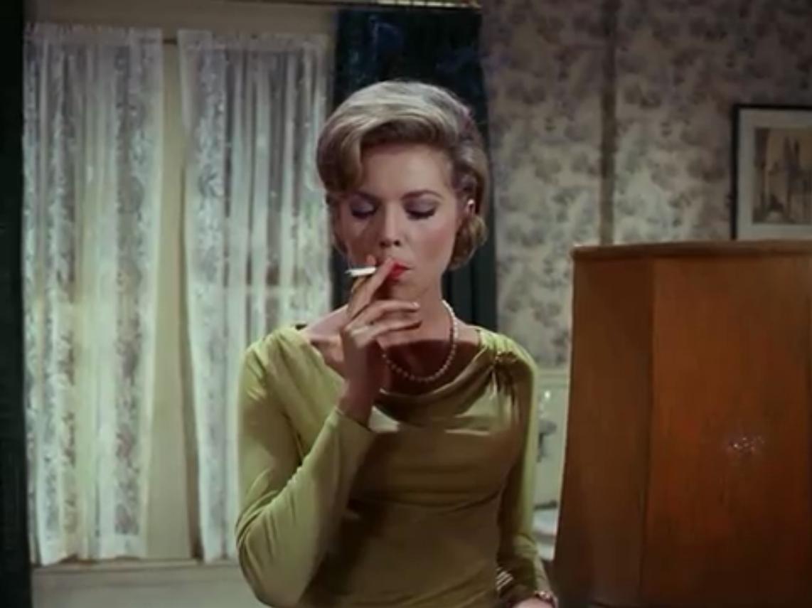 Канал бабская курилка. Актрисы курят в фильмах. Советские актрисы с сигаретой. Советские женщины курят. Курящие женщины в советских фильмах.