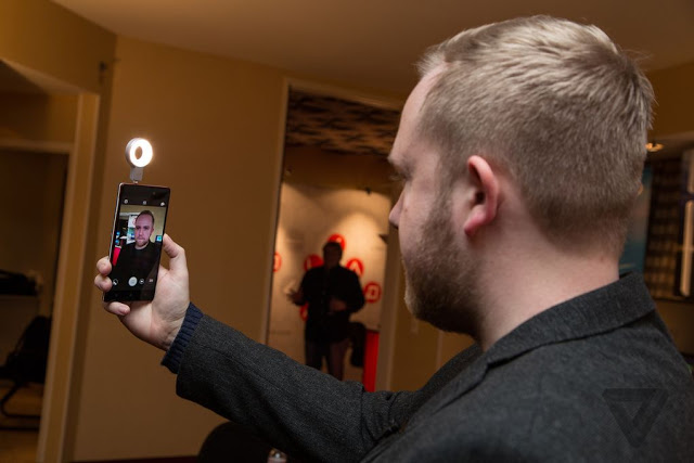 مع هذا التطبيق سوف تستطيع الحصول على فلاش للكاميرا الأمامية بالمجان ! رهيب جدا , Flash selfie , حمل تطبيق Selfie Light لجهازك الأندرويد , Selfie Light apk , كيفية الحصول على فلاش أماي لهاتف الأندرويد طريقة بسيطة , عالم التقنيات , بسام خربوطلي
