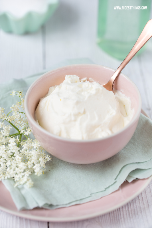 Sahne mit Holunderblütensirup Holundersahne Holunder Fotografie Foodstyling