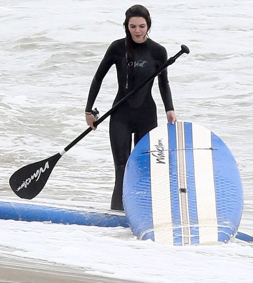 Retro Bikini: Kendall Jenner plays paddle boarding in “Pink Bikini