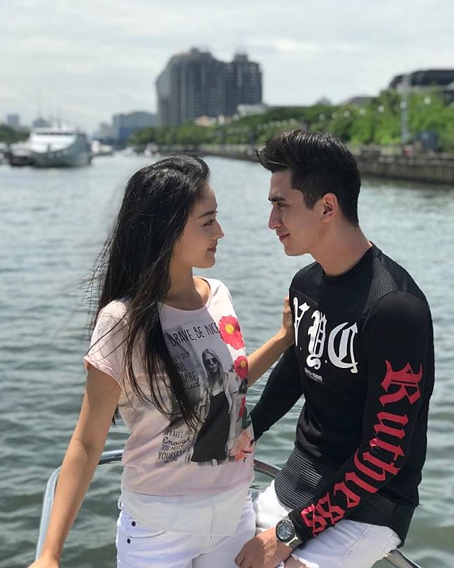 β 25 Gaya Foto Bareng Pacar yang Romantis Kekinian Paling Hits - Cantikers