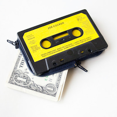 billetera hecha con cassette