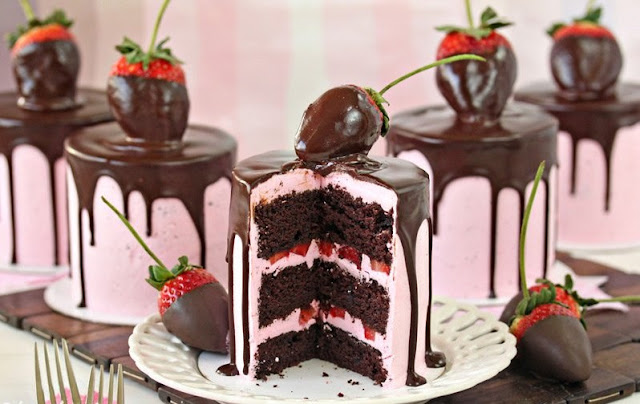 Chocolate-Covered Strawberry Cakes #dessert #sweettreat
