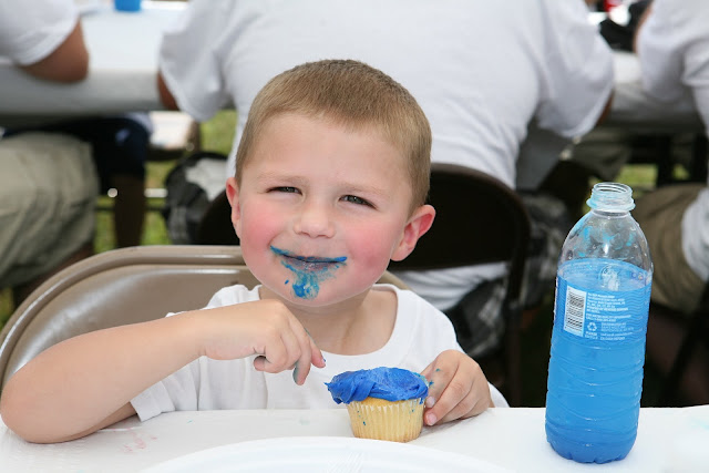 Menino comendo cupcake