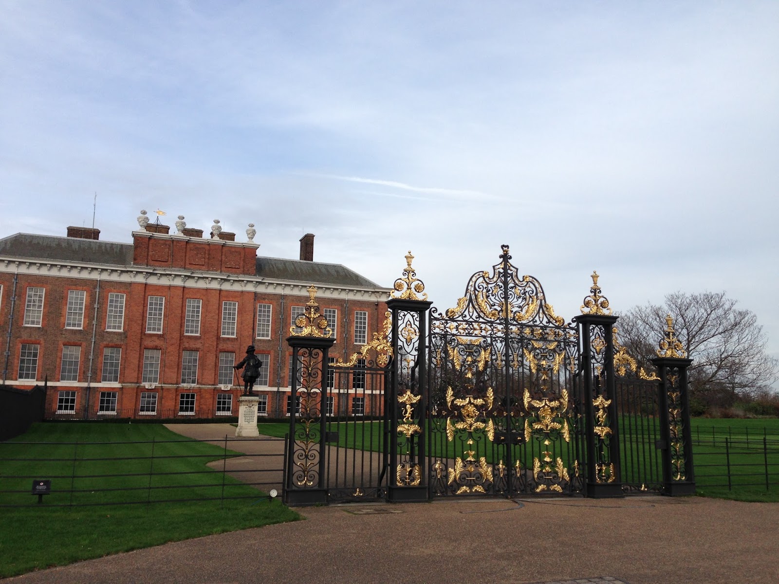 Сайт кенсингтонского дворца. Кенсингтон Гарденс Лондон. Kensington Palace. Kensington Palace London. Резиденции Кенсингтонского дворца.