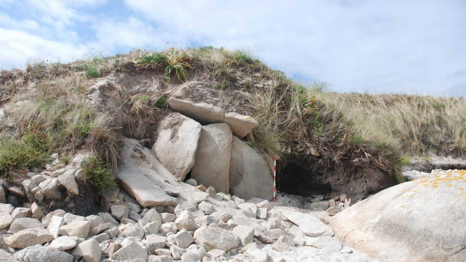 Destrozos provocados por las mareas en el yacimiento Mámoa 4, en el islote Areoso, en la ría de Arousa (Pontevedra). Foto: GUIDOIRO DIXITAL Destrozos provocados por las mareas en el yacimiento Mámoa 4, en el islote Areoso, en la ría de Arousa (Pontevedra). Foto: GUIDOIRO DIXITAL