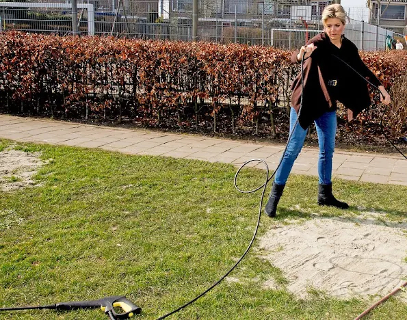 Queen Maxima and King Willem-Alexander voluntering for NLDoet at the playground Vreugdeoord in Alphen
