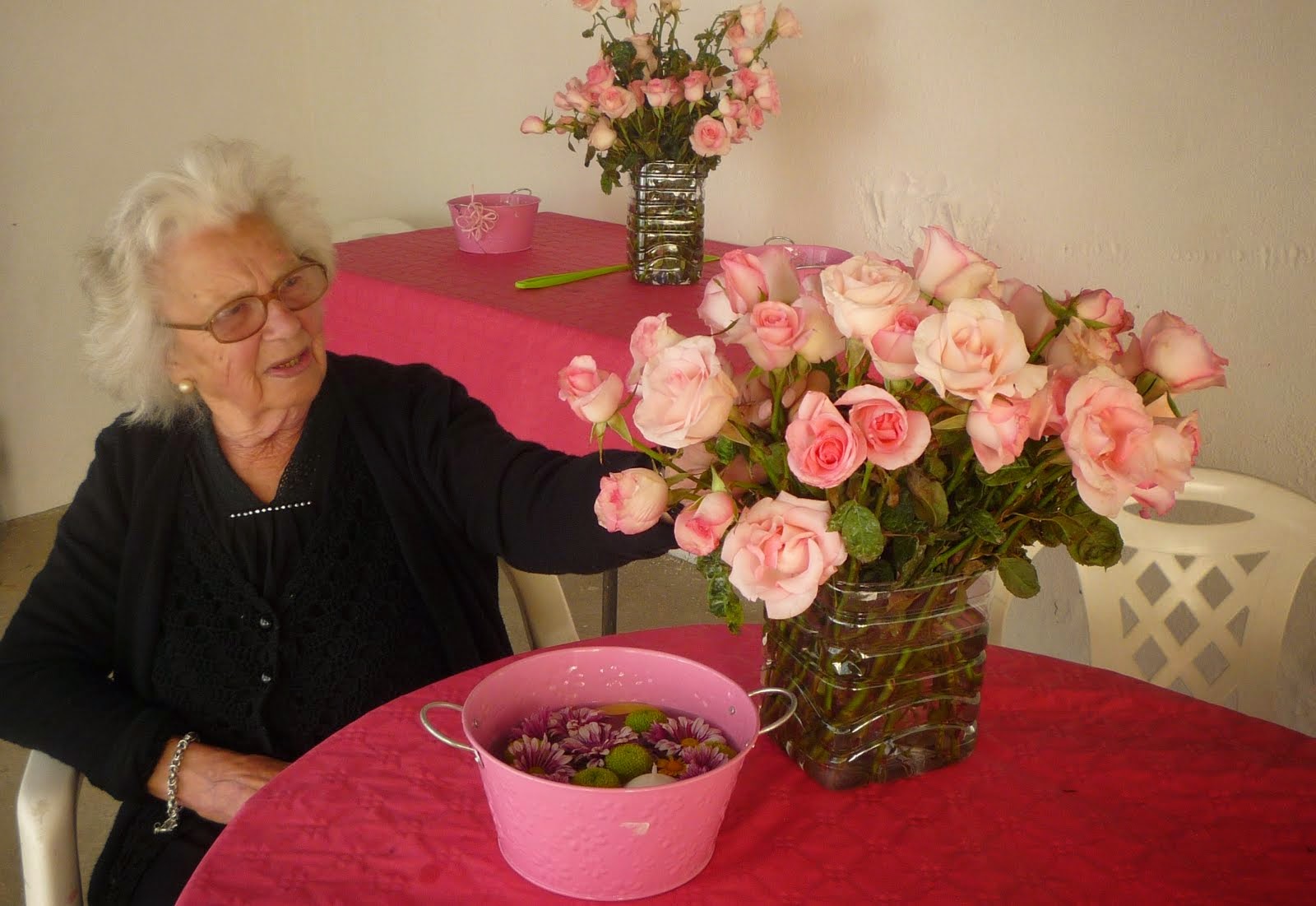 Os 90 anos da minha mãe contemplando as 90 rosas ....