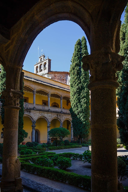 Claustro gótico del Monasterio de Yuste Real Monasterio y Palacio de Yuste, lugar de descanso de Carlos V