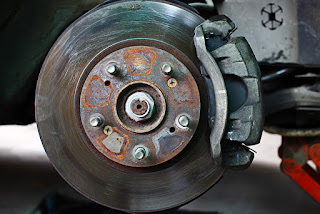 Est-il sécuritaire de conduire avec des rotors déformés Rouler avec des rotors déformés