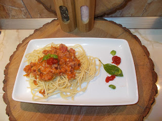 Spaghete bolognese cu sos din carne de carnati