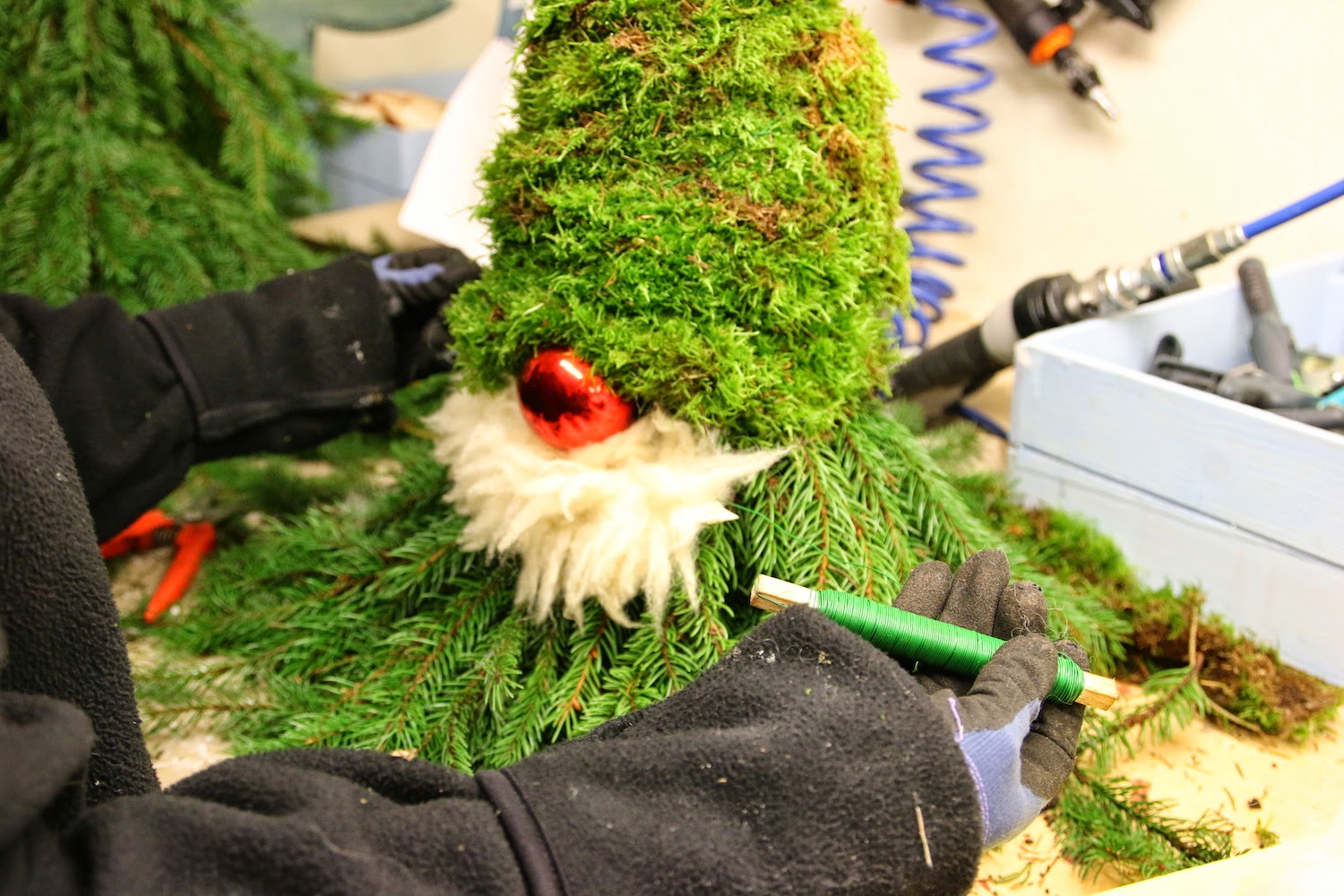 гномики из сосновых веток. гном из еловых веток. гном из еловых веток на улице. гномик из елки. новогодние гномики из еловых веток.