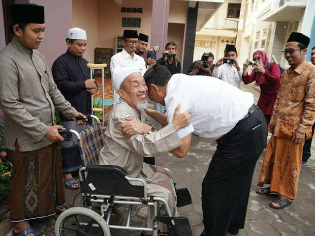 Luhut Binsar Panjaitan Klarifikasi Kunjungan 'Kontroversial' ke Ponpes Nurur Cholil Bangkalan Luhut Binsar Panjaitan Klarifikasi Kunjungan 'Kontroversial' ke Ponpes Nurur Cholil Bangkalan