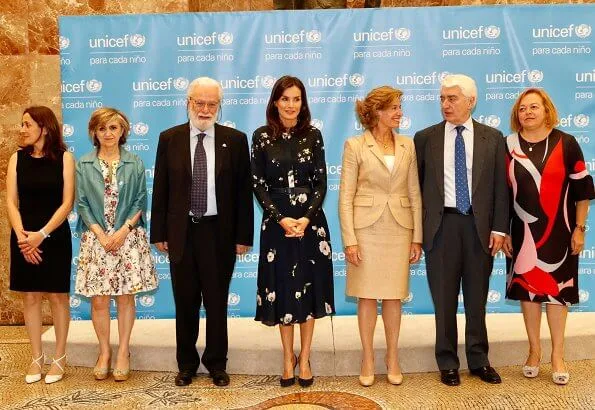 Queen Letizia wore Massimo Dutti floral print dress, Tous gold romance earrings, Carolina Herrera pumps and clutch