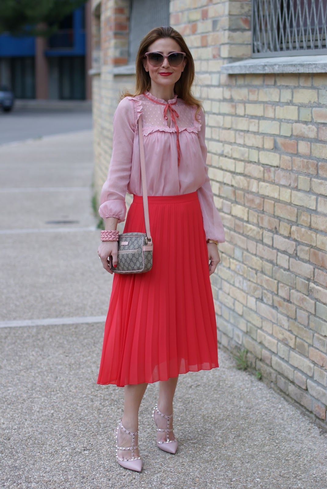 Gucci inspired outfit with low cost clothes, red pleated midi skirt and chiffon and lace pink shirt on Fashion and Cookies fashion blog, fashion blogger style
