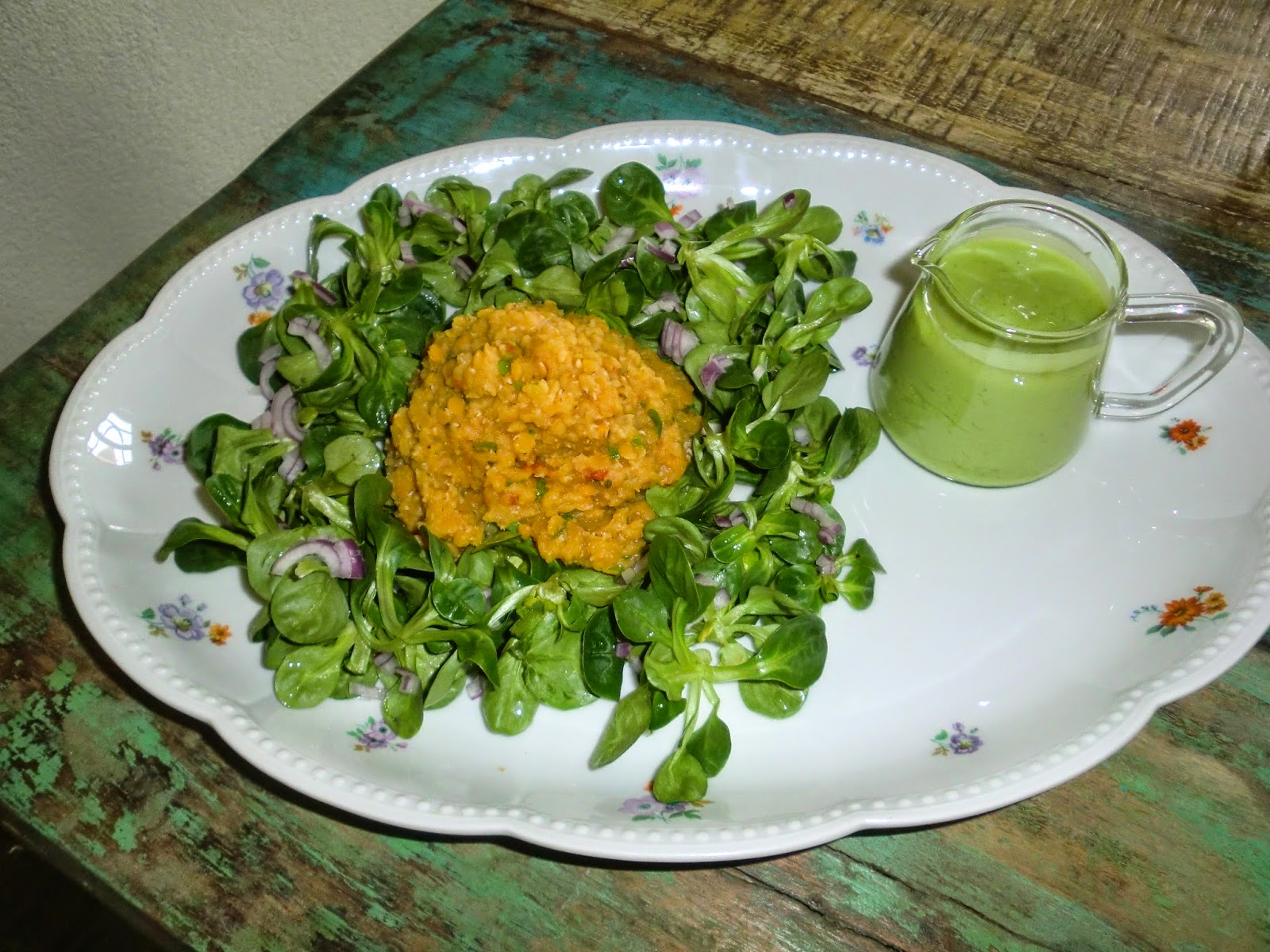 Das Auge isst mit!: Feldsalat mit roten Linsen