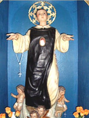 Escultura de San Cono con angeles a sus pies