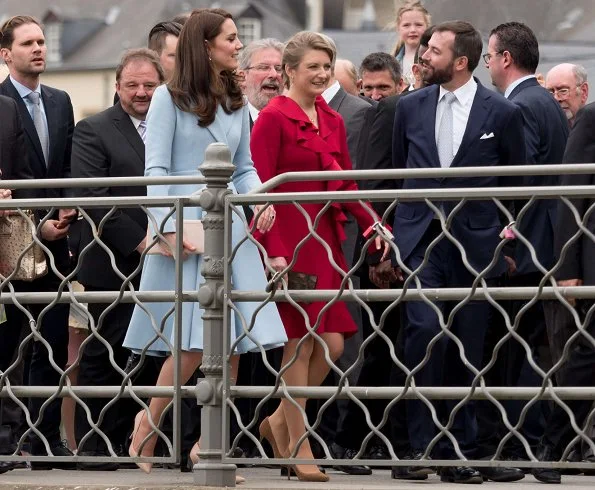 Catherine, Duchess of Cambridge poses with Grand Duke Henri, Grand Duchess Maria Teresa, Prince Guillaume, Princess Stephanie and Princess Alexandra of Luxembourg