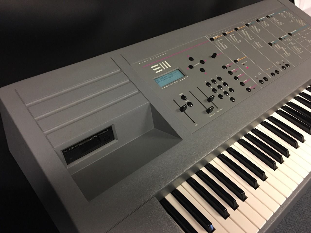 эмулятор синтезатора на компьютер. синтезатор emu xk6. музыкальная клавиатура. синтезатор на андроид. виртуальный синтезатор.