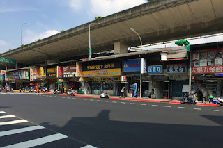 キングトニーの看板店② 街台湾 工具道具街KING TONYの看板があった店