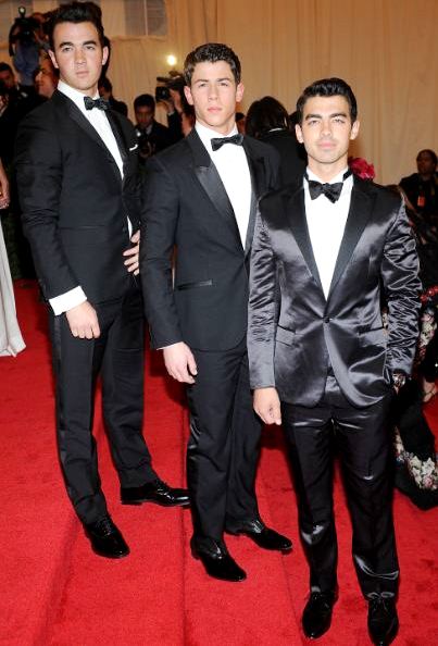 Jonas Brothers o Hermanos Jonas Foto de los Jonas Brothers con Smoky negro