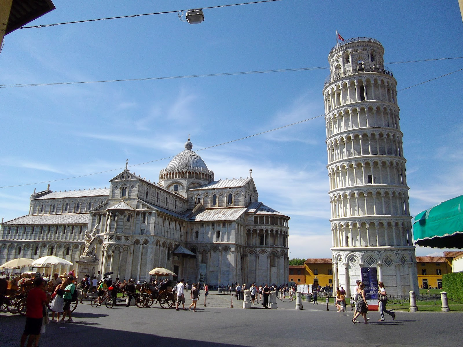 колокольню в итальянском городе. собор сан-мартино в лукке (италия). кампанила джотто башня. собор и баптистерий в парме. кампанила джотто.