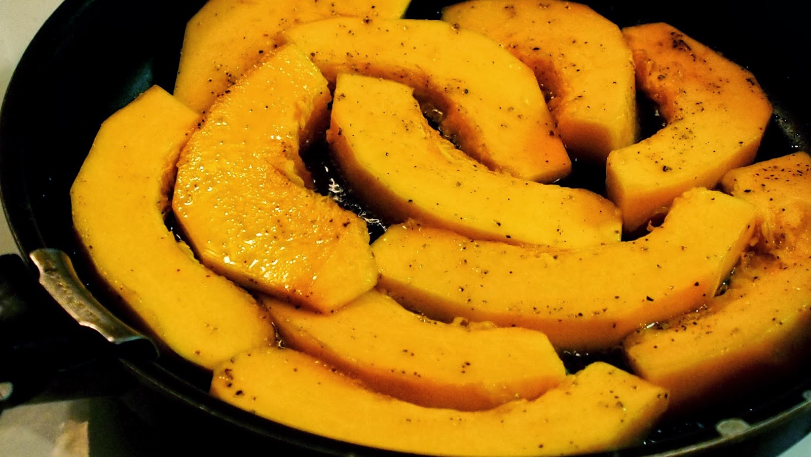 Как вкусно приготовить тыкву на плите. Жареная тыква. тыква под сыром. жареная тыква на сковороде с сыром. как вкусно приготовить тыкву жареную.