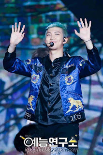 Foto Rap Monster BTS dengan model rambut hijau Foto Rap Monster BTS dengan model rambut hijau