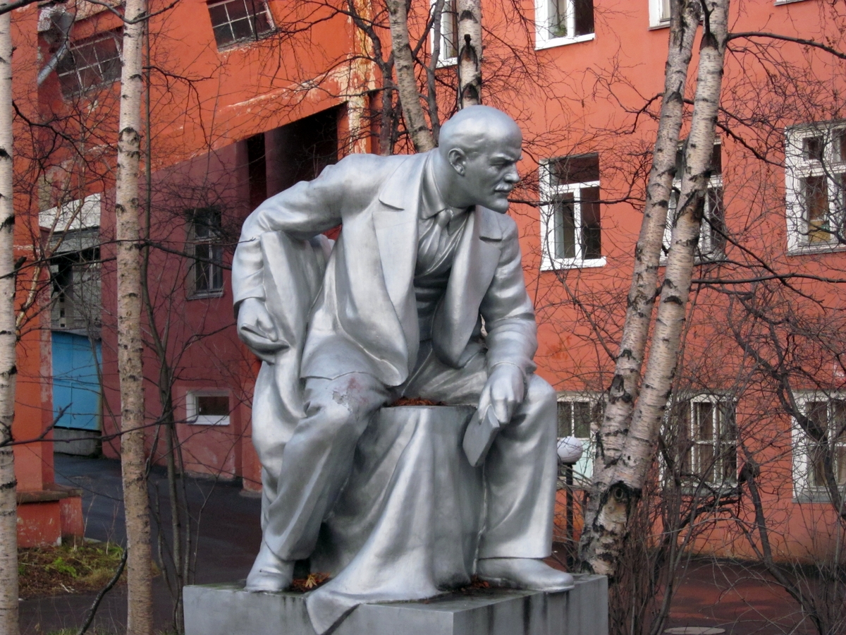 сквер у памятника ленину мурманск. памятники мурманска на проспекте ленина. территория памятника ленина в мурманске. памятник ленину мурманск. памятник ленину мурманск.