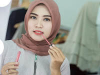 4 Cara Mengaplikasikan Make Up Tanpa Cermin yang Mudah Diterapkan 4 Cara Mengaplikasikan Make Up Tanpa Cermin yang Mudah Diterapkan