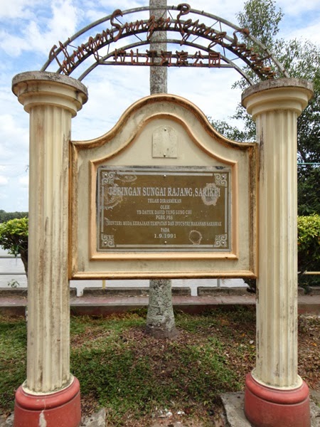 Tebingan Sungai Rajang, bandar sarikei, platform