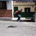 VIDEO// Lo invitan a saltar la cuerda con los ojos cerrados y lo dejan solo