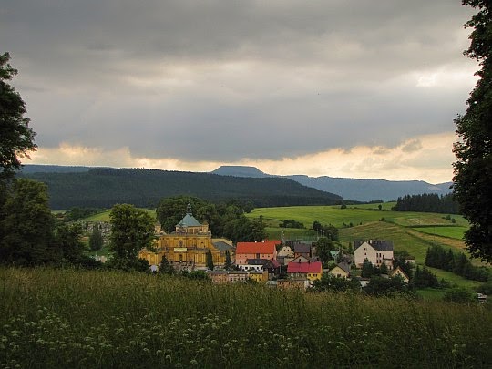 Panorama ze Wzgórza Kalwarii na Bazylikę i Góry Stołowe. Panorama ze Wzgórza Kalwarii na Bazylikę i Góry Stołowe.