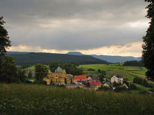 Panorama ze Wzgórza Kalwarii na Bazylikę i Góry Stołowe.