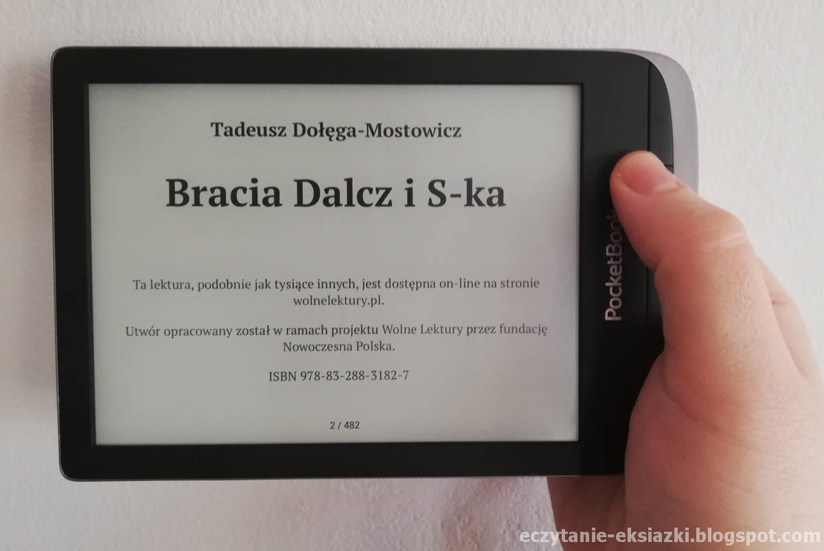 Czytnik PocketBook Touch HD 3 trzymany w ręce poziomo