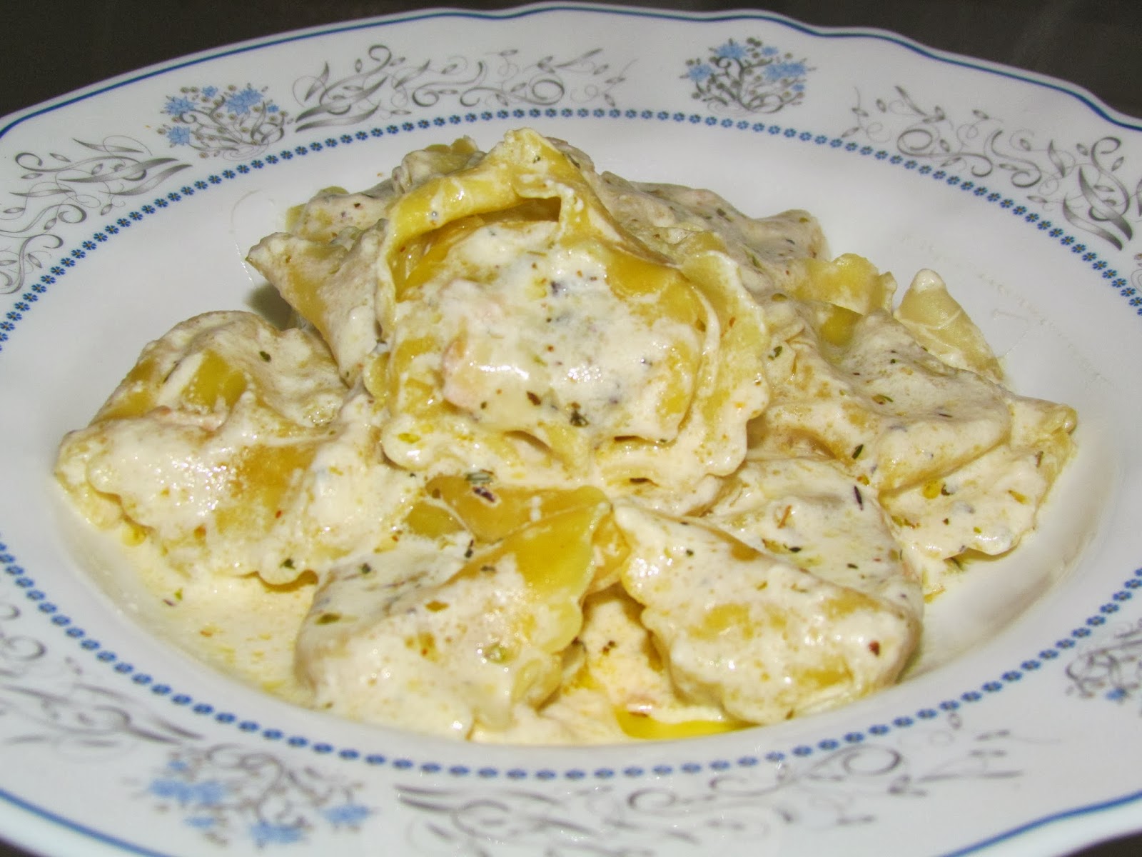 Tortellini in sos de smantana si cascaval / Tortellini in sour cream sauce and cheese