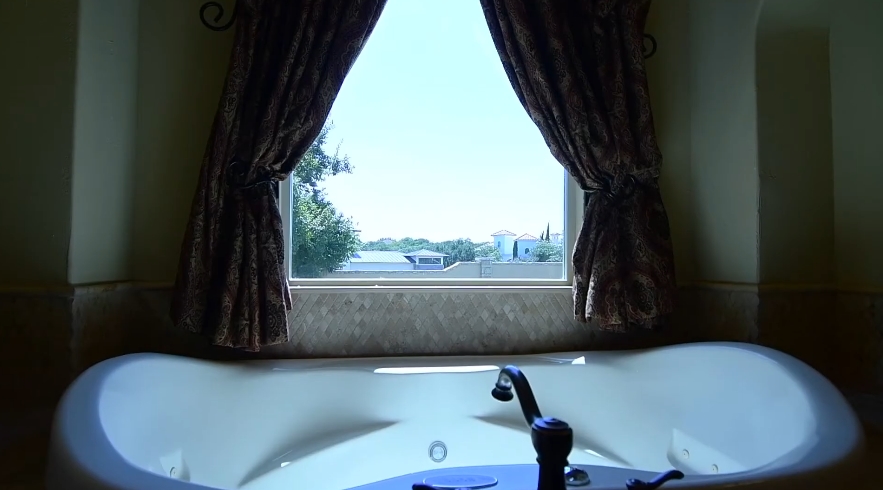 17 Photos vs. 11 Kings View, San Antonio, TX Luxury Home Interior Design Tour