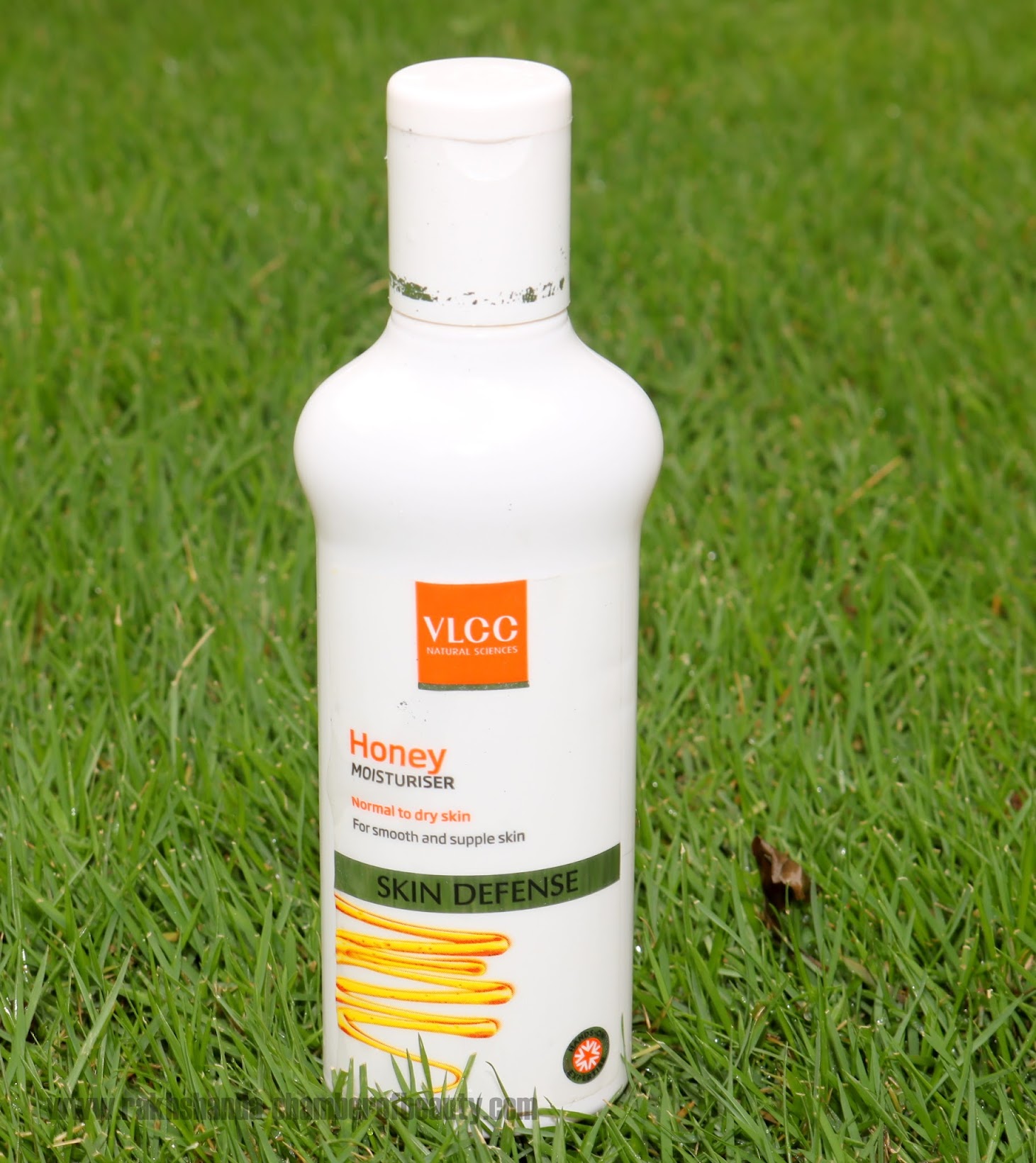 VLCC Honey Moisturizer Review & Price Packaging, VLCC, VLCC Honey Moisturiser review, Indian beauty blogger, review, best moisturizing creams in India, moisturiser, summer moisturiser, affordable moisturisers in India, VLCC moisturizer,