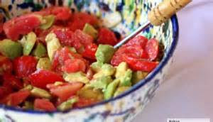 ensalada de aguacate <img src="ensalada-de-aguacate.jpg" alt="ensalada de aguacate en un recipiente con tomate y aceite de oliva">