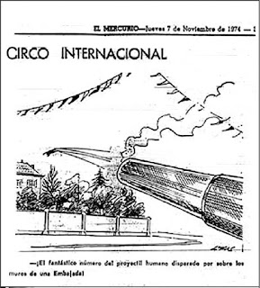 DESSIN PARU EN PAGE ÉDITORIALE DU JOURNAL «EL MERCURIO» APRÈS LE MEURTRE DE LUMI VIDELA. «CIRQUE INTERNATIONAL : LE FANTASTIQUE NUMÉRO DU PROJECTILE HUMAIN LANCÉ AU DESSUS DES MURS D'UNE AMBASSADE». SIGNÉ LUKAS,