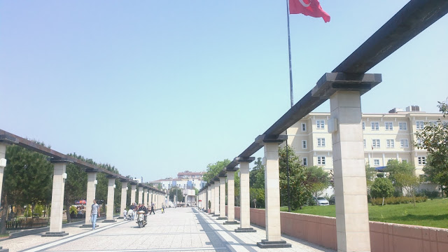 bursa yıldırım belediyesi kaymakamlık ve belediye binası bayraklı görünüm bursa yıldırım belediyesi kaymakamlık ve belediye binası bayraklı görünüm