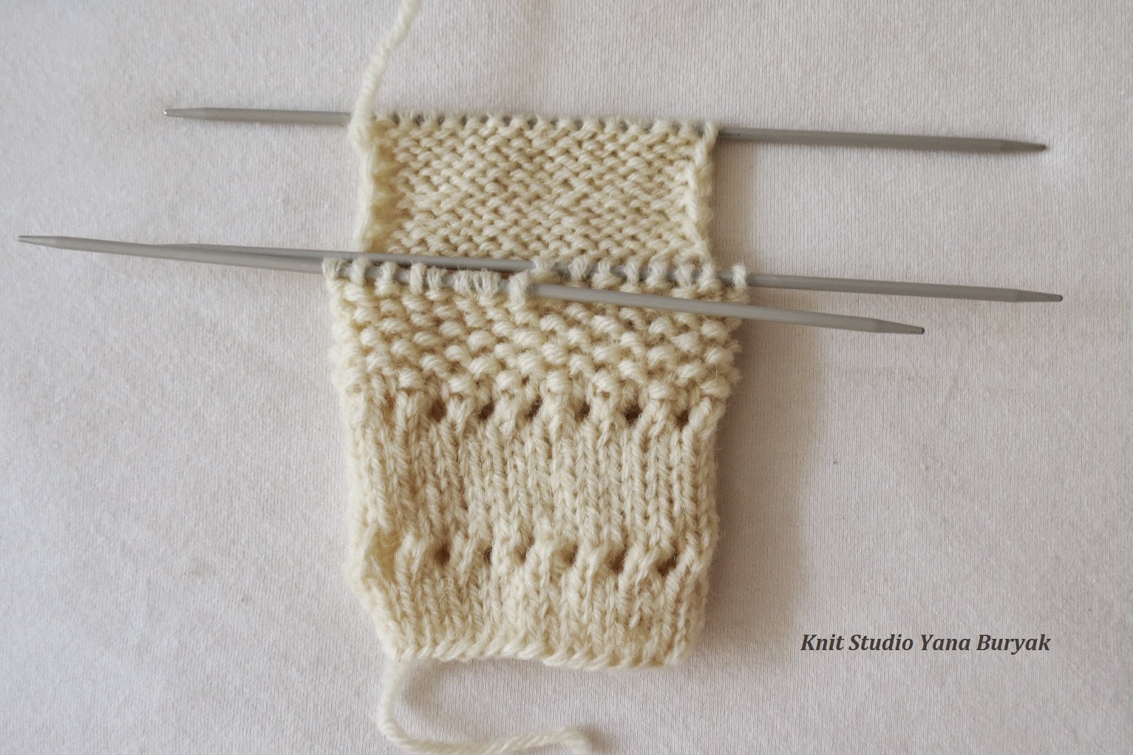 Х б спицами. Носочки спицами для новорожденных 32 петли. Носочки для новорожденных спицами мастер класс. Knit Studio.