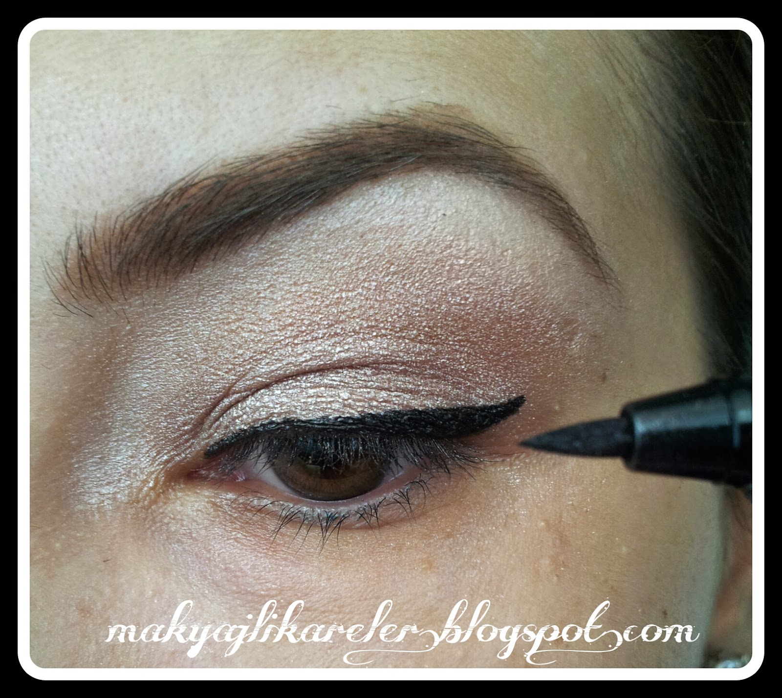 Makyajlı Kareler BÜYÜLÜ BAKIŞLAR İÇİN FARMASİ FLASHES MASCARA VE