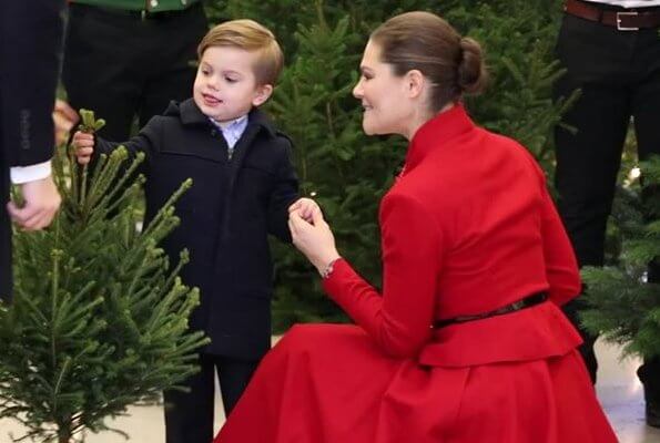 Crown Princess Victoria, Prince Daniel and Prince Oscar received Christmas trees. Victoria wore a red skirt and jacket