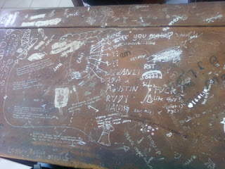 Aksi kreatif yang dilakukan anak sekolahan di Tasikmalaya saat gak ada guru. Apakah anda pernah melakukanya? coret meja