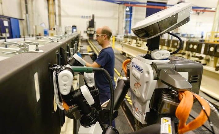 Airbus España inició el proyecto piloto Futurassy con el uso de un robot que trabaja junto a un operador en el remachado de piezas. (Foto: Airbus)