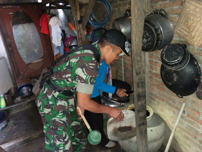BABINSA PLUMBUNGAN BERSAMA BIDAN DESA PERIKSA JENTIK NYAMUK AEDES AEGYPTI