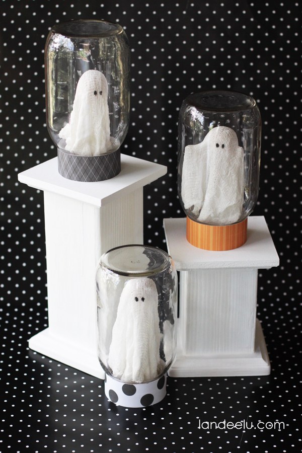 Halloween Ghost in the jar craft 25 DIY Halloween Mason jar craft ideas. Halloween craft ghost jar ideas. Ghost in Mason jar craft decoration ideas. Halloween party decoration ideas. Best home décor ideas by Mason jar. Halloween craft and ghost decoration ideas.
